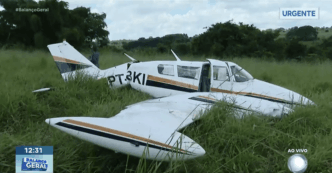 Avião de pequeno porte após pouso de emergência em área rural de Goiás.