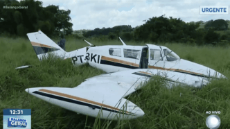 Avião de pequeno porte após pouso de emergência em área rural de Goiás.