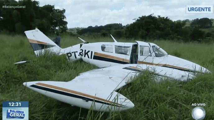Avião de pequeno porte após pouso de emergência em área rural de Goiás.