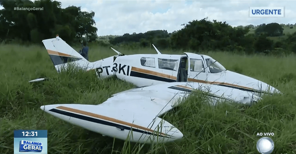 Avião de pequeno porte após pouso de emergência em área rural de Goiás.