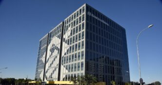 Fachada de agência do Banco do Brasil em centro financeiro.