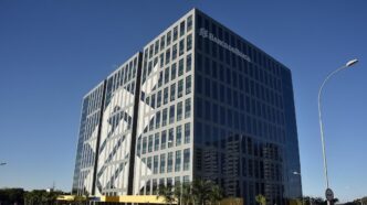 Fachada de agência do Banco do Brasil em centro financeiro.
