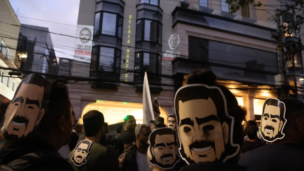 Fachada de agência do Banco Master em centro financeiro.