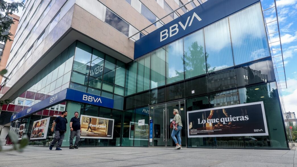 Fachada de agência bancária representando o setor de serviços financeiros.