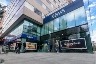 Fachada de agência bancária representando o setor de serviços financeiros.