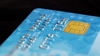 Cartões de crédito corporativos em ambiente de escritório
