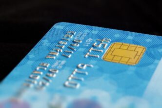 Cartões de crédito corporativos em ambiente de escritório
