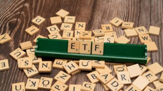 Gráfico de movimentação financeira e fluxo de capital em ETFs de ações brasileiras.