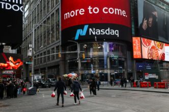 Painel eletrônico de negociações em Wall Street exibindo queda nos índices.