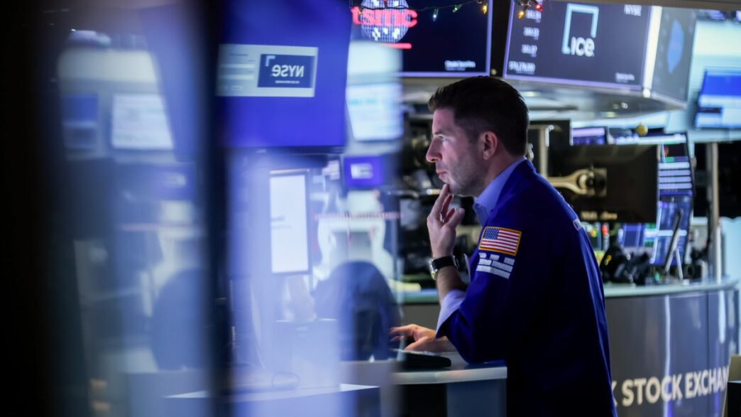 Bolsas de Nova York renovam recordes com reabertura do Estreito de Ormuz em contexto de Finanças do Brasil
