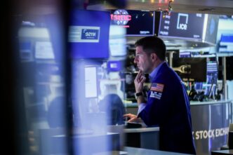 Bolsas de Nova York renovam recordes com reabertura do Estreito de Ormuz em contexto de Finanças do Brasil
