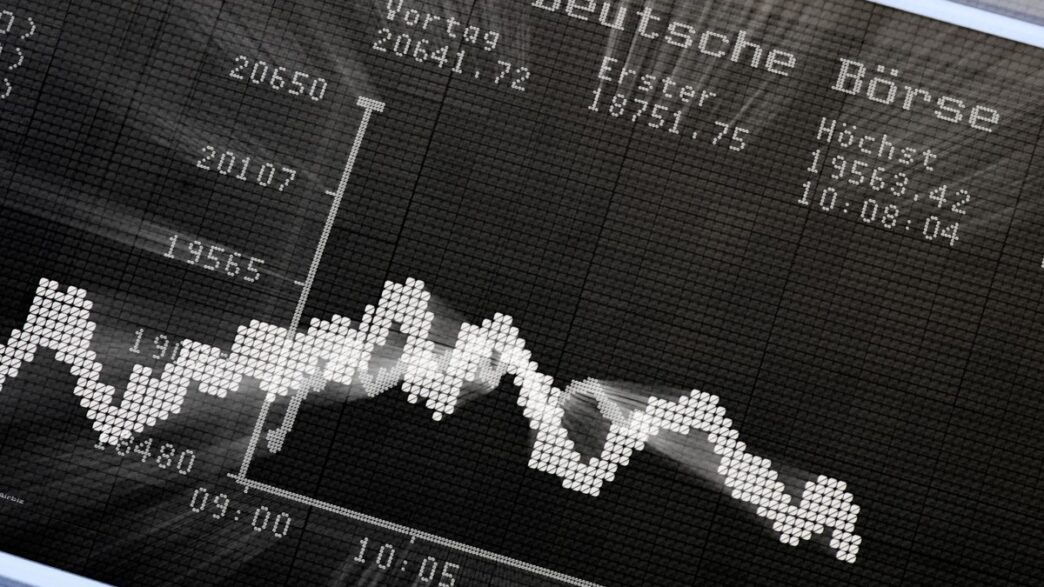 Painel de cotações das bolsas europeias exibindo queda nos índices.