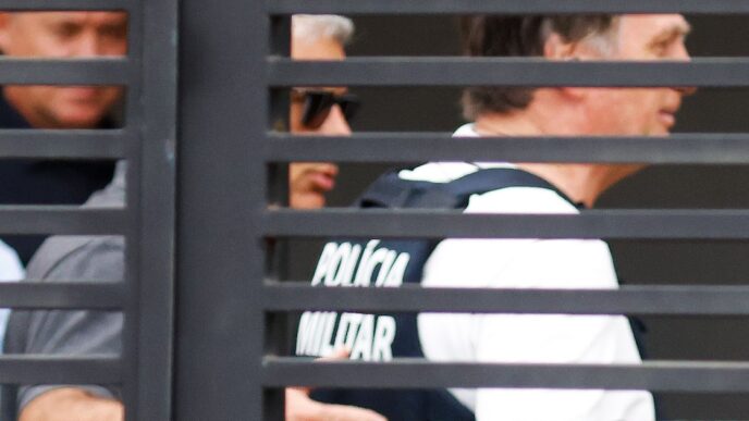 Ex-presidente Jair Bolsonaro em acompanhamento médico.