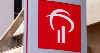 Logotipo do Bradesco e representação de gestão de ativos financeiros.