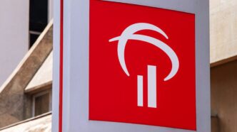 Logotipo do Bradesco e representação de gestão de ativos financeiros.