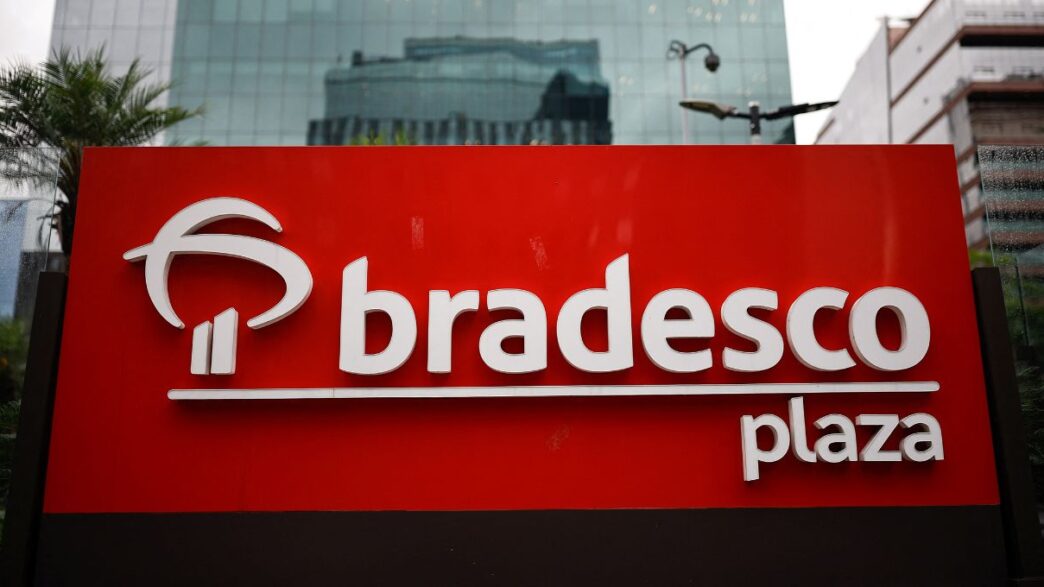 Logotipo do banco Bradesco e representação de ativos financeiros.