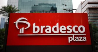 Logotipo do banco Bradesco e representação de ativos financeiros.