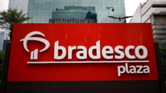 Logotipo do banco Bradesco e representação de ativos financeiros.