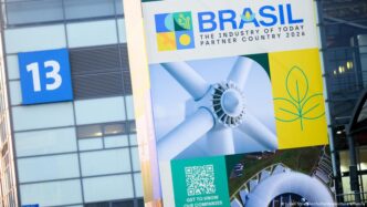 Pavilhão industrial na feira Hannover Messe com delegação brasileira.