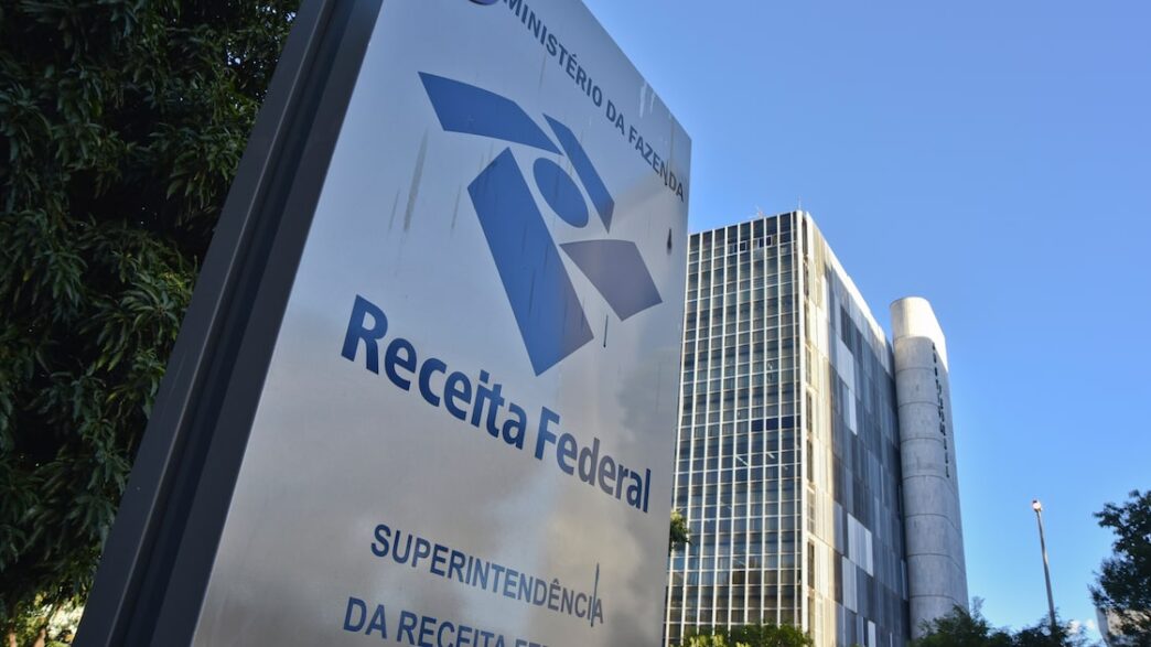 Gráfico demonstrando a evolução da arrecadação federal e carga tributária no Brasil.