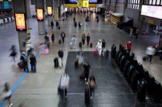 Fluxo de turistas internacionais em aeroporto brasileiro.