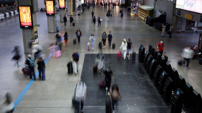 Fluxo de turistas internacionais em aeroporto brasileiro.
