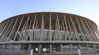 Vista externa da Arena Mané Garrincha em Brasília.