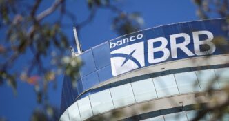 Logotipo do Banco de Brasília em fachada de agência bancária.