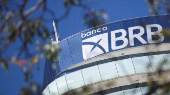 Logotipo do Banco de Brasília em fachada de agência bancária.