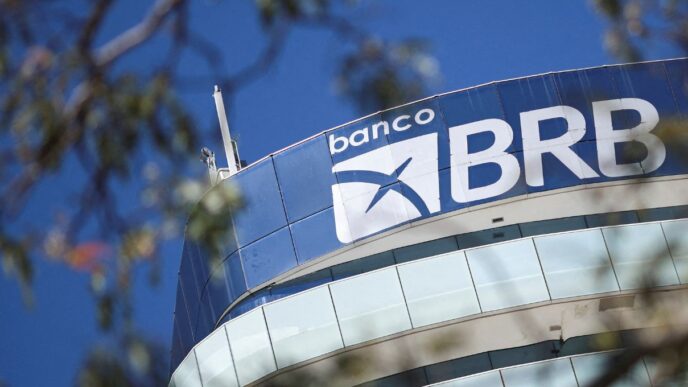 Logotipo do Banco de Brasília em fachada de agência bancária.