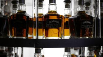 Garrafas de uísque Jack Daniel's em prateleira de destilaria.