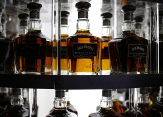 Garrafas de uísque Jack Daniel's em prateleira de destilaria.