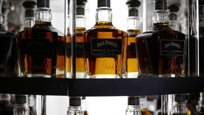 Garrafas de uísque Jack Daniel's em prateleira de destilaria.