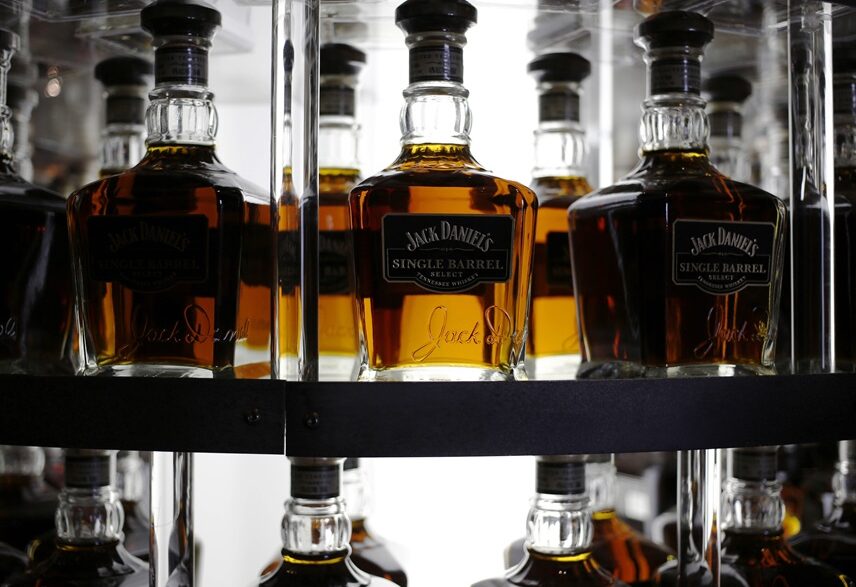 Garrafas de uísque Jack Daniel's em prateleira de destilaria.