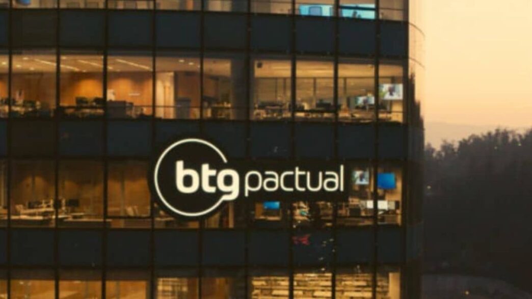 Logotipo do BTG Pactual e fachada de instituição financeira.
