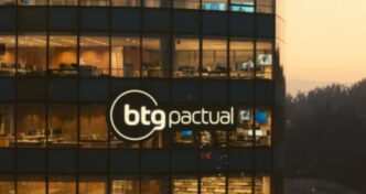 Logotipo do BTG Pactual e fachada de instituição financeira.