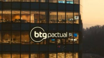 Logotipo do BTG Pactual e fachada de instituição financeira.