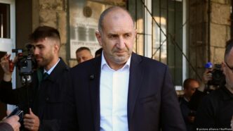 Rumen Radev discursa após vitória nas eleições parlamentares da Bulgária.