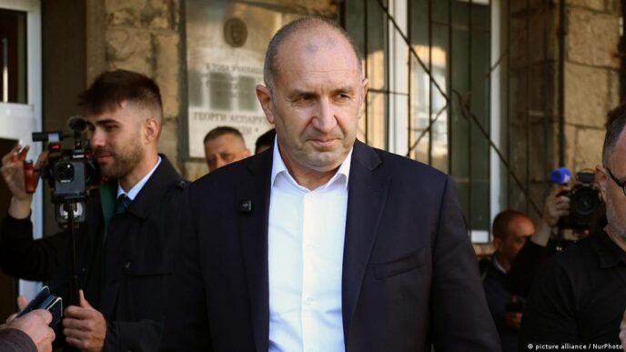 Rumen Radev discursa após vitória nas eleições parlamentares da Bulgária.