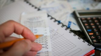 Representação gráfica de mercado financeiro e emissão de dívida corporativa.