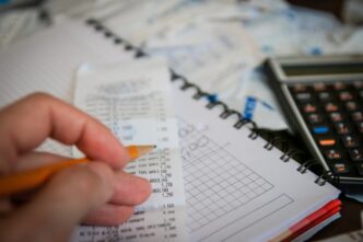 Representação gráfica de mercado financeiro e emissão de dívida corporativa.