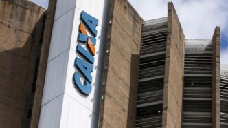Fachada de agência da Caixa Econômica Federal em centro urbano.