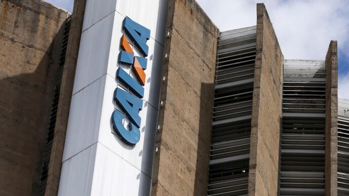 Fachada de agência da Caixa Econômica Federal em centro urbano.