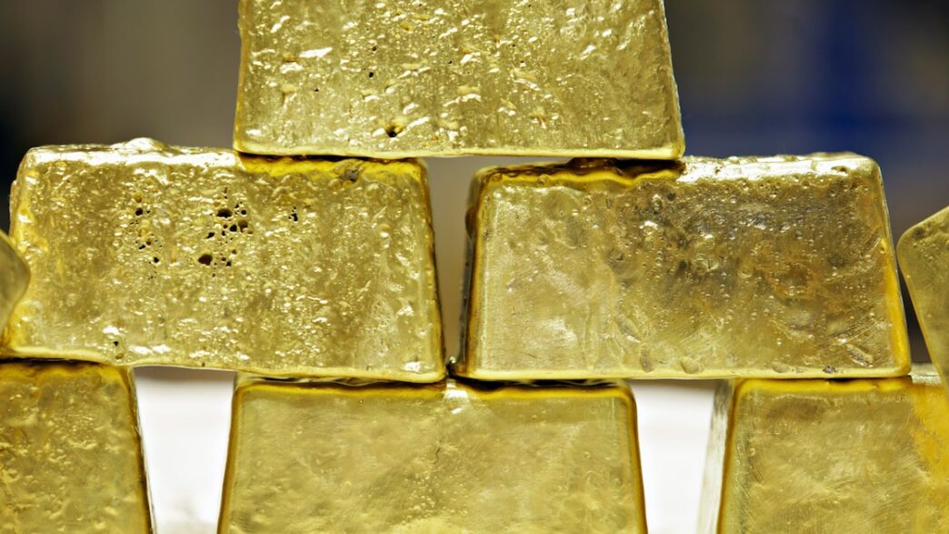 Barras de ouro refinado em cofre de instituição financeira.