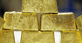 Barras de ouro refinado em cofre de instituição financeira.