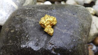 Barras de ouro em processo de fiscalização e controle de origem.