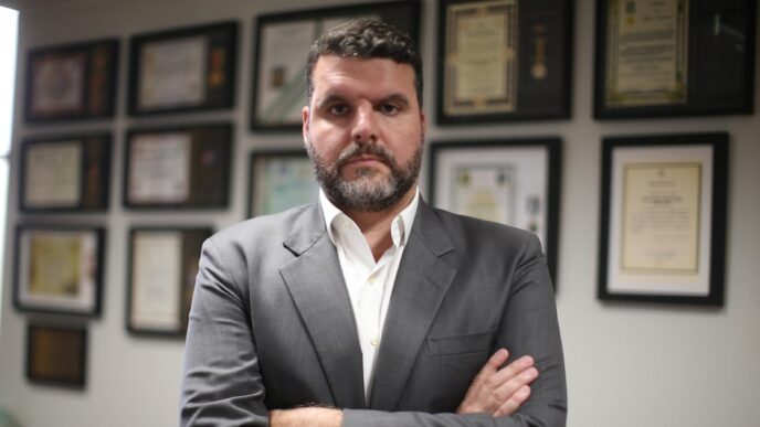 Produção de leite no Brasil busca maior proteção contra importações através de projeto de lei na Câmara.