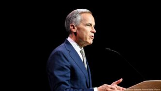 Primeiro-ministro Mark Carney durante pronunciamento sobre a estratégia econômica canadense.