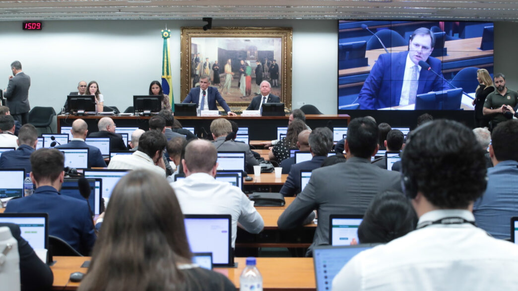 CCJ da Câmara aprova admissibilidade de PECs para o fim da escala 6x1 em contexto de Finanças do Brasil