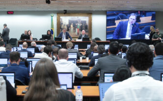 CCJ da Câmara aprova admissibilidade de PECs para o fim da escala 6x1 em contexto de Finanças do Brasil